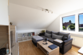 WE OG rechts: Wohnzimmer - Attraktive Kapitalanlage: Gepflegtes 4-Parteienhaus in ansprechender Lage von Moormerland-Oldersum