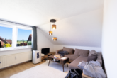 WE OG links: Wohnzimmer - Attraktive Kapitalanlage: Gepflegtes 4-Parteienhaus in ansprechender Lage von Moormerland-Oldersum