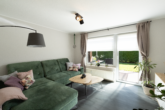 WE EG links: Wohnzimmer mit Zugang zur Terrasse - Attraktive Kapitalanlage: Gepflegtes 4-Parteienhaus in ansprechender Lage von Moormerland-Oldersum