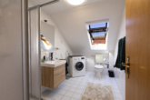 WE OG links: Tageslichtbad mit Dusche - Attraktive Kapitalanlage: Gepflegtes 4-Parteienhaus in ansprechender Lage von Moormerland-Oldersum
