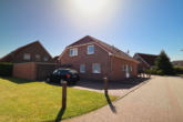 Nord-Ost-Ansicht - Attraktive Kapitalanlage: Gepflegtes 4-Parteienhaus in ansprechender Lage von Moormerland-Oldersum