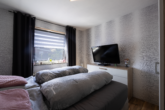 WE EG rechts: Schlafzimmer - Attraktive Kapitalanlage: Gepflegtes 4-Parteienhaus in ansprechender Lage von Moormerland-Oldersum