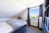 WE OG links: Schlafzimmer - Attraktive Kapitalanlage: Gepflegtes 4-Parteienhaus in ansprechender Lage von Moormerland-Oldersum