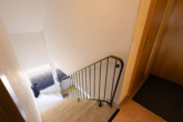 Treppenaufgang zu den Oberwohnungen - Attraktive Kapitalanlage: Gepflegtes 4-Parteienhaus in ansprechender Lage von Moormerland-Oldersum