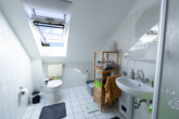 WE OG rechts: Tageslichtbad mit Dusche - Attraktive Kapitalanlage: Gepflegtes 4-Parteienhaus in ansprechender Lage von Moormerland-Oldersum