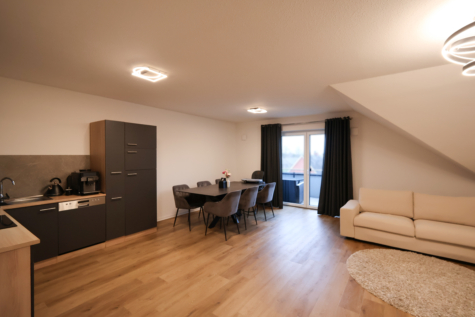 Neuwertige Dachgeschosswohnung mit Aufzug und Balkon im Zentrum von Warsingsfehn - Wohnen/Essen (40658)