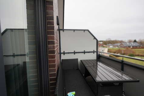 Neuwertige Dachgeschosswohnung mit Aufzug und Balkon im Zentrum von Warsingsfehn - Balkon (40665)