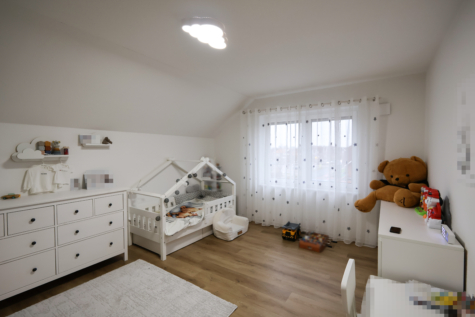 Neuwertige Dachgeschosswohnung mit Aufzug und Balkon im Zentrum von Warsingsfehn - Schlafen II (40661)