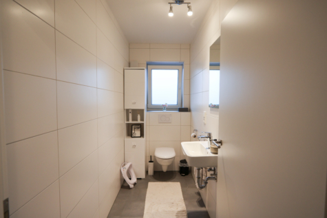 Neuwertige Dachgeschosswohnung mit Aufzug und Balkon im Zentrum von Warsingsfehn - separates WC (40664)