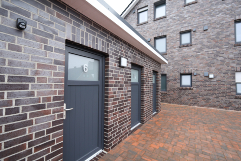 Neuwertige Dachgeschosswohnung mit Aufzug und Balkon im Zentrum von Warsingsfehn - Schuppen (40667)