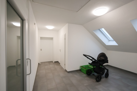 Neuwertige Dachgeschosswohnung mit Aufzug und Balkon im Zentrum von Warsingsfehn - Treppenhaus (40666)