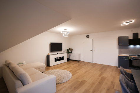 Neuwertige Dachgeschosswohnung mit Aufzug und Balkon im Zentrum von Warsingsfehn - Wohnen/Essen (40659)