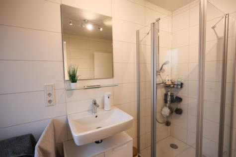 Neuwertige Dachgeschosswohnung mit Aufzug und Balkon im Zentrum von Warsingsfehn - Bad (40663)