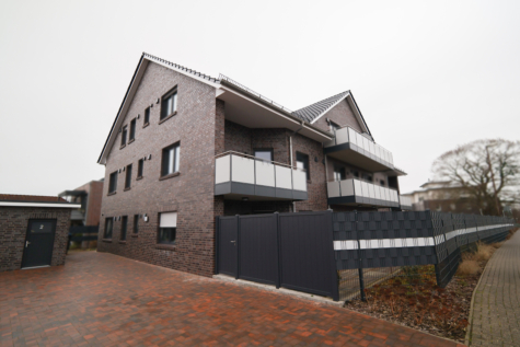 Neuwertige Dachgeschosswohnung mit Aufzug und Balkon im Zentrum von Warsingsfehn - Außenansicht (40668)