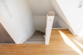 Treppenaufgang - Kernsanierte, stilvolle Maisonettewohnung für Singles in der Auricher Fußgängerzone