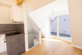 Zugang zum Balkon - Kernsanierte, stilvolle Maisonettewohnung für Singles in der Auricher Fußgängerzone