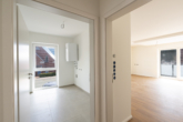 Blick in Küche und Wohnzimmer - Helle 2-Zimmer-Obergeschosswohnung – Neubau in Top-Zentrumslage