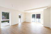 Wohnzimmer mit Balkon - Helle 2-Zimmer-Obergeschosswohnung – Neubau in Top-Zentrumslage