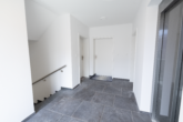 Treppenhaus mit Aufzug - Helle 2-Zimmer-Obergeschosswohnung – Neubau in Top-Zentrumslage