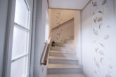 Treppenaufgang zur Wohnung - Gepflegte Dachgeschosswohnung mit traumhafter Aussicht in unmittelbarer Nähe zum Wolfsmeer