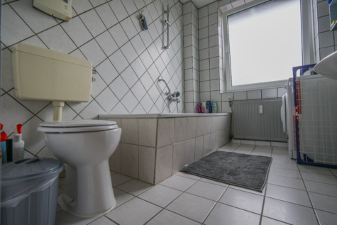 Vermietete 2 Zimmer-Wohnung in Zentrumslage von Warsingsfehn - Badezimmer (35189)