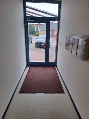 Vermietete 2 Zimmer-Wohnung in Zentrumslage von Warsingsfehn - Hauseingang (35190)