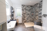 Badezimmer - Neuwertige Erdgeschosswohnung mit Terrasse – in zentraler Wohnlage von Aurich