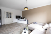 Wohnraum mit Wohnküche - Neuwertige Erdgeschosswohnung mit Terrasse – in zentraler Wohnlage von Aurich