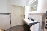 Badezimmer - Neuwertige Erdgeschosswohnung mit Terrasse – in zentraler Wohnlage von Aurich