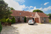 Seitenansicht Gebäude - Einfamilienhaus mit ca. 2.300 m² Grundstück – sanierungsbedürftiges Anwesen mit viel Potenzial