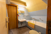 Badezimmer OG - Einfamilienhaus mit ca. 2.300 m² Grundstück – sanierungsbedürftiges Anwesen mit viel Potenzial