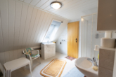 Badezimmer OG - Einfamilienhaus mit ca. 2.300 m² Grundstück – sanierungsbedürftiges Anwesen mit viel Potenzial