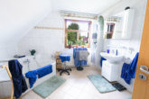 Badezimmer I. OG - Attraktives Einfamilienhaus in idyllischer Lage von Moormerland-Jheringsfehn