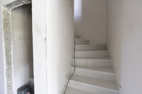 Neubau Doppelhaushälfte in ruhiger Sackgassenlage in Warsingsfehn - Treppenaufgang/Abstellraum (42792)