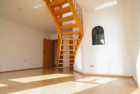 Zentral gelegene Maisonette-Wohnung – ideal für Singles oder Paare! - Aufgang innerhalb Wohnbereich (34236)