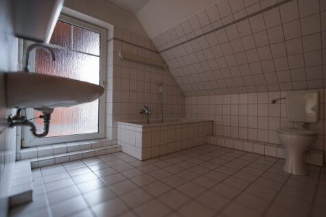 Zentral gelegene Maisonette-Wohnung – ideal für Singles oder Paare! - Badezimmer mit Zugang zum Balkon (34243)