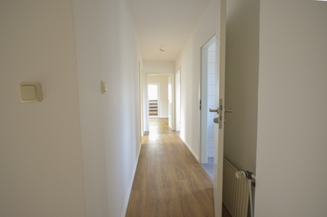 Gemütliche 2-Zimmerwohnung mit Loggia in stadtnaher Wohnlage! - Flur (40988)