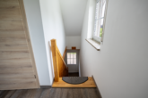 Treppenaufgang - Top gepflegte Oberwohnung mit Terrasse und Gartenanteil in zentraler Lage von Warsingsfehn