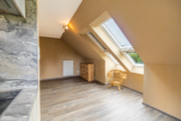 Wohnen/Essen - Top gepflegte Oberwohnung mit Terrasse und Gartenanteil in zentraler Lage von Warsingsfehn