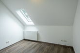 Büro/Gast - Top gepflegte Oberwohnung mit Terrasse und Gartenanteil in zentraler Lage von Warsingsfehn
