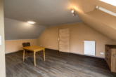 Wohnbereich - Top gepflegte Oberwohnung mit Terrasse und Gartenanteil in zentraler Lage von Warsingsfehn