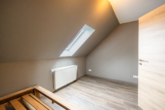 Schlafzimmer - Top gepflegte Oberwohnung mit Terrasse und Gartenanteil in zentraler Lage von Warsingsfehn
