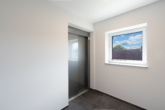 Aufzug im Treppenhaus - Neubau Dachgeschosswohnung in bester Ortskernlage von Remels